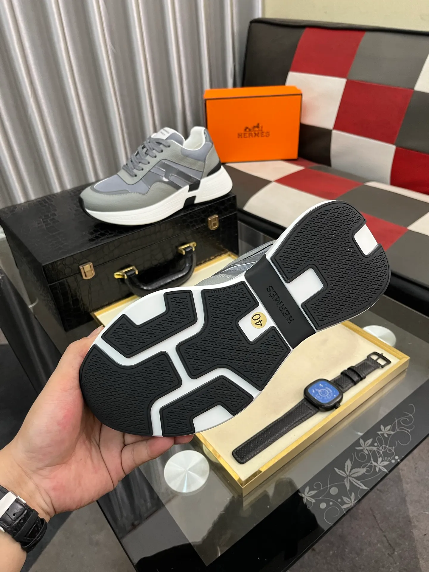 Men's shoes 💰540⌚️⌚️HERMES/Hermès Hugo thick-soled sneakers, casual men's shoes, these sneakers are made of imported first-layer cowhide leather and breathable mesh design. The contrasting color design creates a dynamic and modern shape. The front end of the toe is decorated with natural-color rubber inlays, which is novel and fashionable. The texture is incomparable, with cowhide lining and cowhide foot pads, the upper foot is comfortable and breathable, and the rubber sole is decorated with geometric patterns and iconic "H" details. A very personal one! Size: 38-44